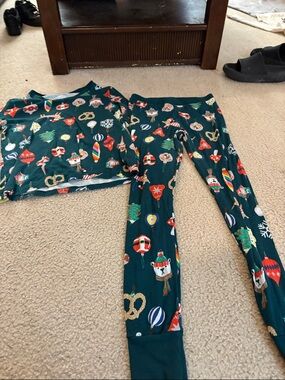 Old Navy Green Holiday Ornament Print Pajama Set